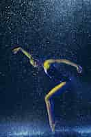 무료 사진 물 방울과 스프레이에서 수행하는 젊은 여성 발레 댄서. 네온 불빛에 춤 백인 모델. 매력적인 여자. 발레와 현대 안무 개념.