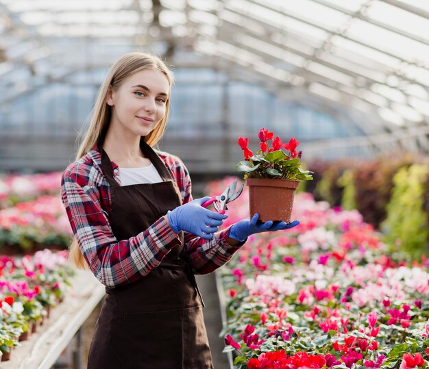꽃을위한 젊은 여성 관리