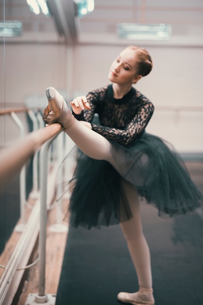 댄스 스튜디오에서 연습 클래식 발레의 젊은 여성 댄서