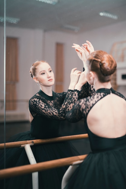 ダンススタジオで練習しているクラシックバレエの若い女性ダンサー