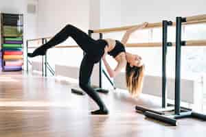 Foto gratuita giovane ballerina femminile in posa nello studio di danza