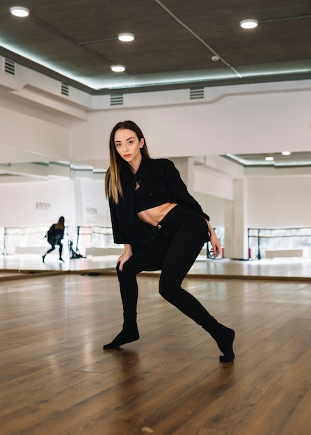 댄스 스튜디오에서 연습하는 젊은 여성 댄서