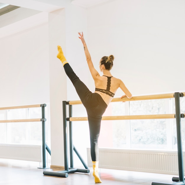 Foto gratuita giovane danzatore femminile che pratica nello studio di ballo