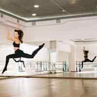 無料写真 ダンススタジオで練習している若い女性ダンサー