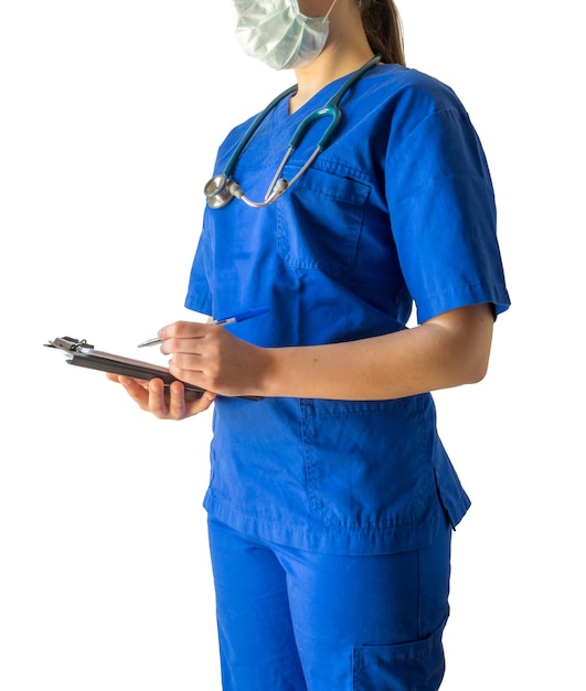 Foto gratuita giovane medico femminile in un'uniforme medica blu e una maschera che prende le note in un taccuino