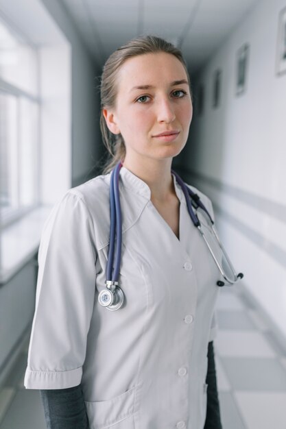 Молодая женщина-врач в клинике
