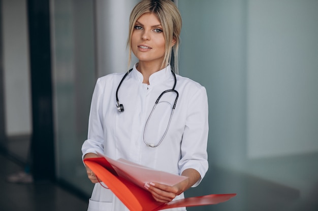 Foto gratuita giovane dottoressa in ambulanza ospedaliera