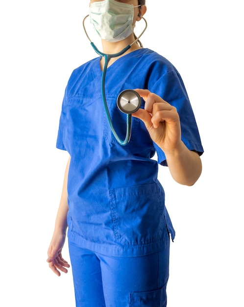 무료 사진 흰색에 고립 된 청진기를 들고 파란색 의료 제복을 입은 젊은 여성 의사
