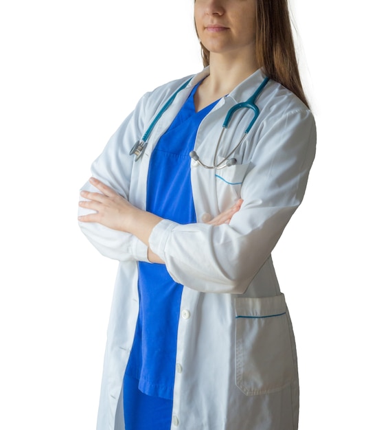 交差した手で自信を持って立っている医療の制服を着た若い女性医師