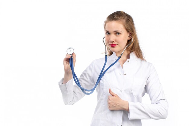 흰색에 청진기를 가진 흰색 의료 소송에서 젊은 여성 의사