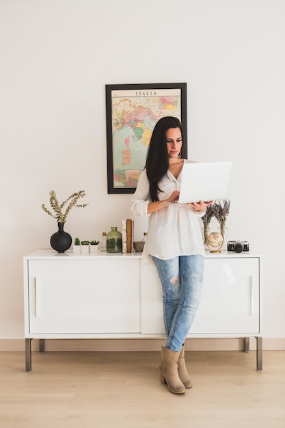 Foto gratuita giovane impiegato femminile che lavora con il suo computer portatile