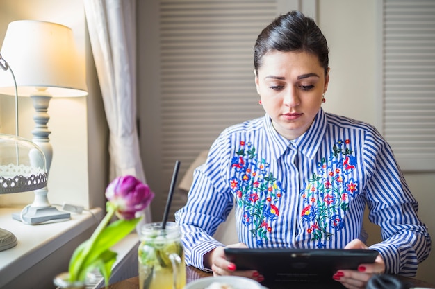 Foto gratuita giovani free lance femminili utilizzando la tavoletta digitale