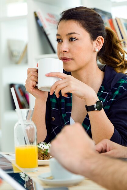 朝食を持つ若い女性