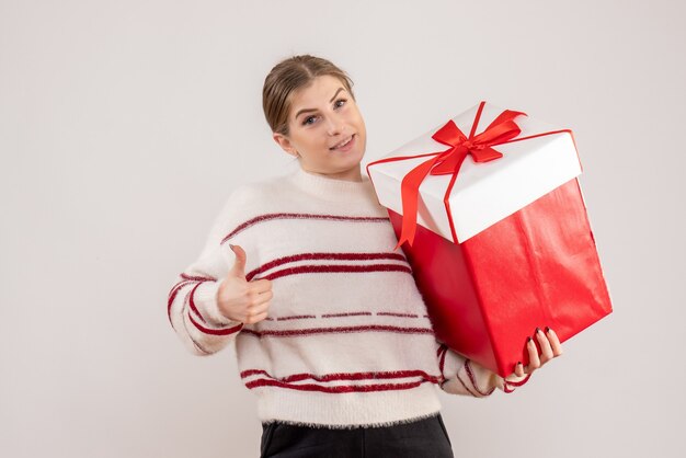 Giovane azienda femminile presente nella casella su bianco