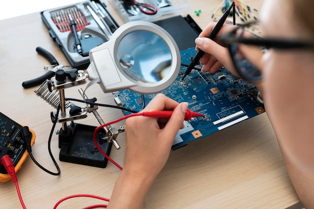 Foto gratuita giovane inventrice che crea nel suo laboratorio