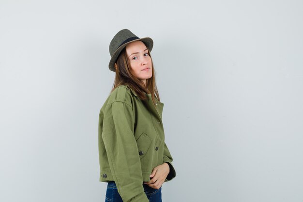 ジャケット、パンツ、帽子、エレガントに見える若い女性。 。
