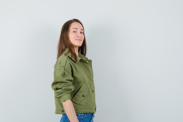 Giovane donna in giacca, pantaloncini e sguardo affascinante.