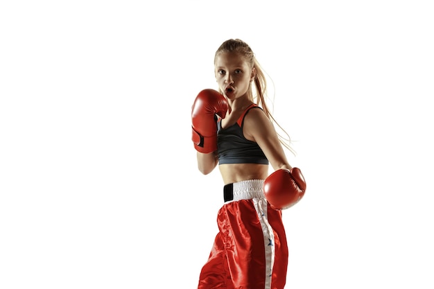 白い背景に分離された若い女性のキック ボクシングの戦闘機のトレーニング