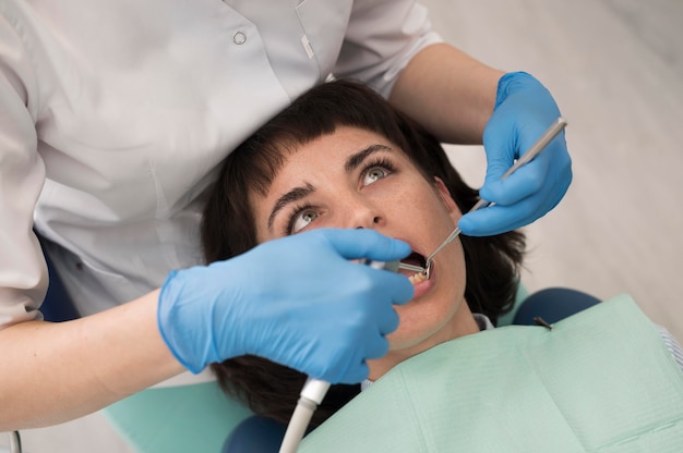 Молодая пациентка, проходящая стоматологическую процедуру у ортодонта