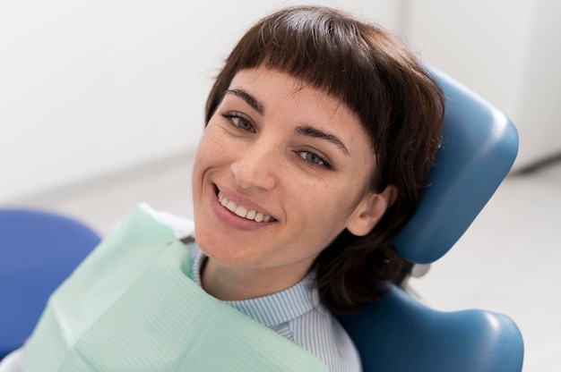 Foto gratuita giovane paziente in attesa di una procedura dentale dal dentista