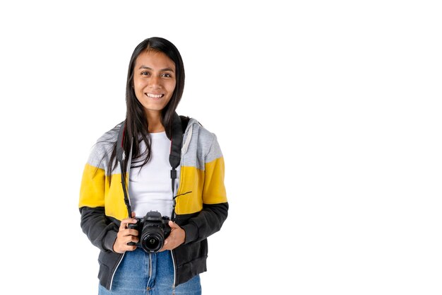 彼女のカメラを手に白い背景で写真を撮る若い女性の写真家 プレミアム写真 彼女のカメラを手に白い背景で写真を撮る若い女性の写真家 プレミアム写真