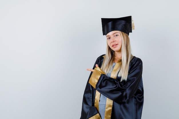 無料写真 大学院の制服を着て脇を向いて賢明に見える若い女性。