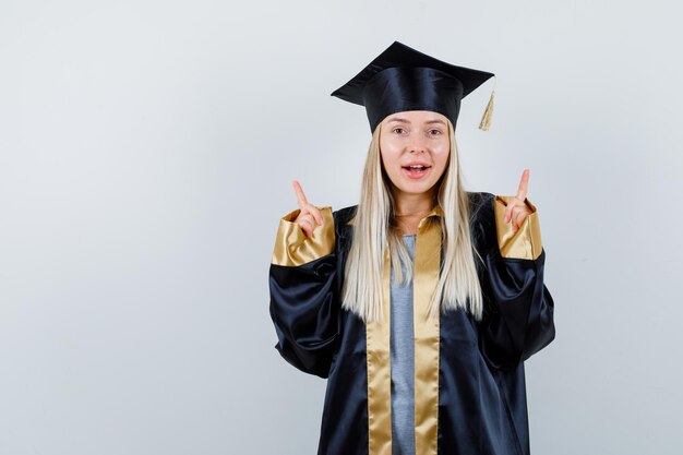 大学院の制服を着て上向きで幸せそうに見える若い女性。