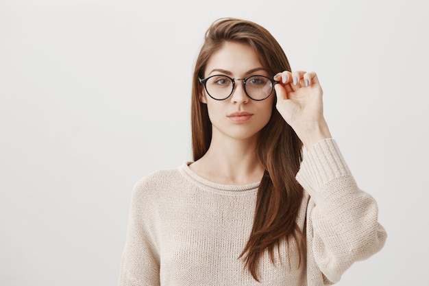 メガネをかけて若い女性