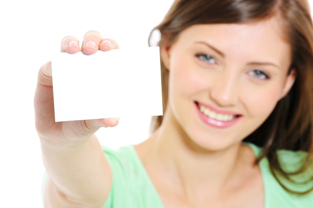 молодая женщина показывает пустую белую визитку