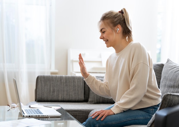 彼女の英語の先生を聞いている若い女子学生