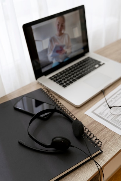 Foto gratuita giovane studentessa sul laptop di un insegnante