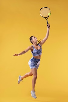 Молодая теннисистка с ракеткой
