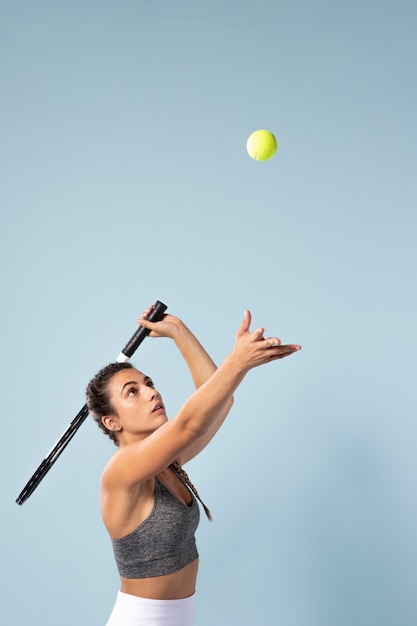 Молодая теннисистка с ракеткой