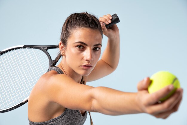 ラケットと若い女性のテニスプレーヤー