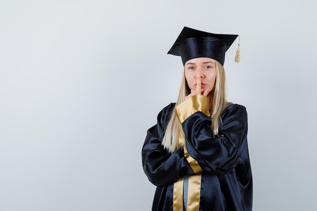 無料写真 大学院の制服を着た若い女性が指で鼻に触れてかわいく見える