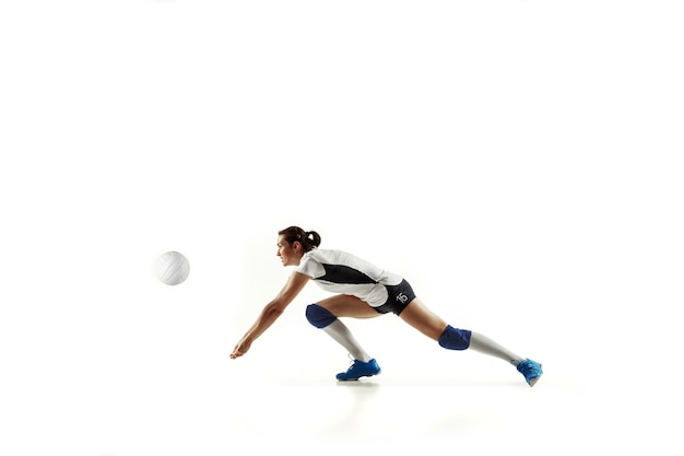 Foto gratuita giovane giocatore di pallavolo femminile isolato su sfondo bianco studio. donna in attrezzatura sportiva e scarpe o scarpe da ginnastica che si allena e si esercita. concetto di sport, stile di vita sano, movimento e movimento.