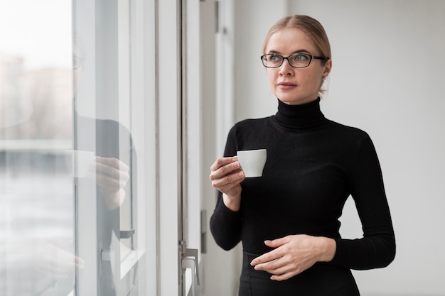 コーヒーカップを持つ若い女性