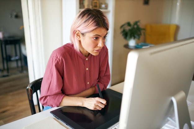 ピンクがかった髪のポーズの若い女性