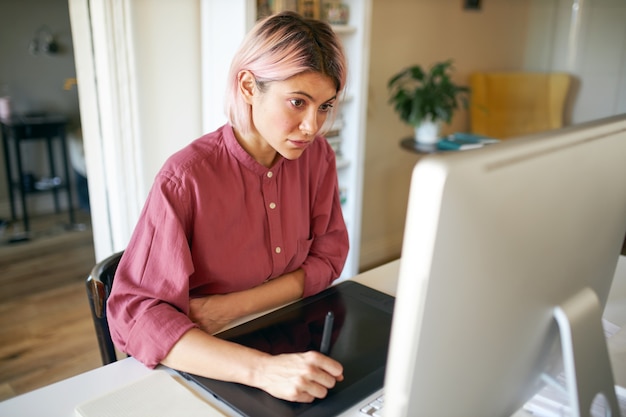 ピンクがかった髪のポーズの若い女性