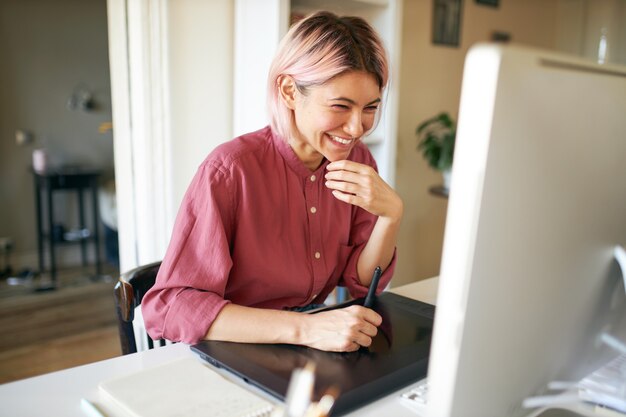 ピンクがかった髪のポーズの若い女性