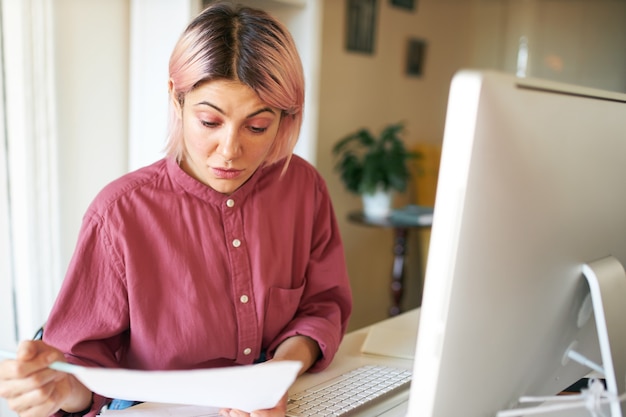 Foto gratuita giovane femmina con capelli rosati in posa