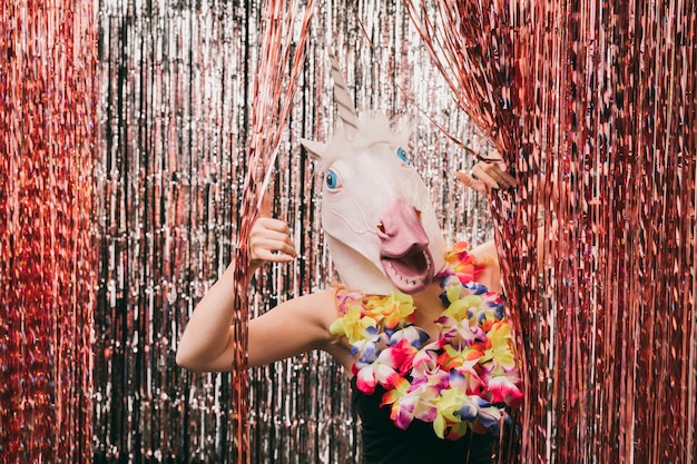 Giovane femmina con maschera di unicorno