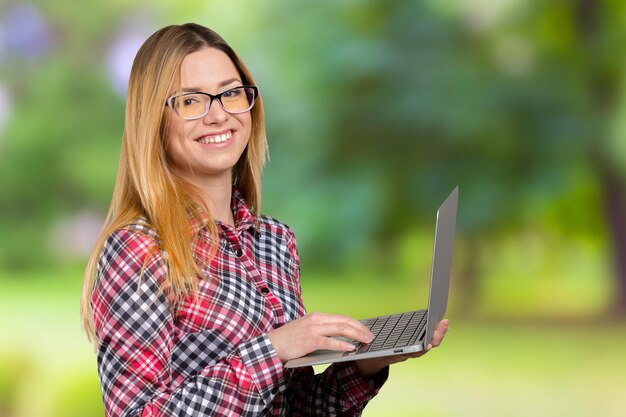 노트북 작업을 하는 젊은 여성