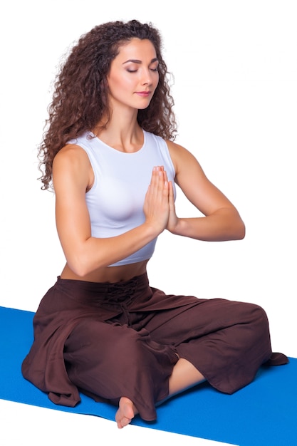 Foto gratuita giovane donna in forma facendo esercizi di yoga.