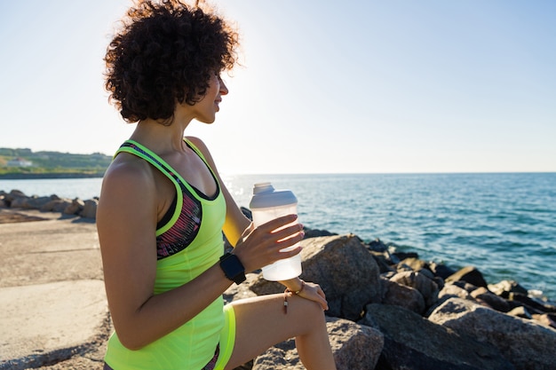 Free photo young fitness woman resting after jogging