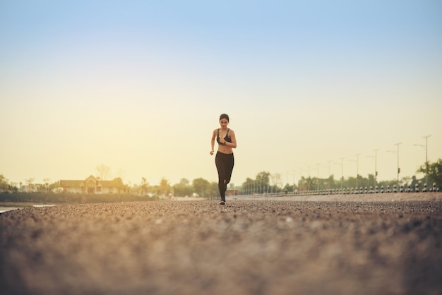 Corridore della donna giovane fitness