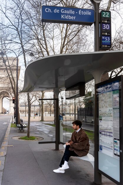 バスを駅で待っている若いフランス人