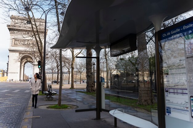 バスに乗るために駅に歩いている若いフランス人女性