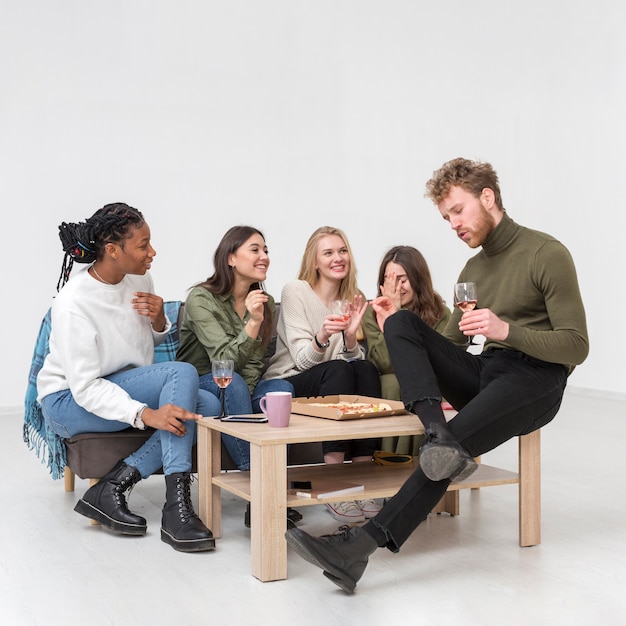 Free photo young friends drinking wine