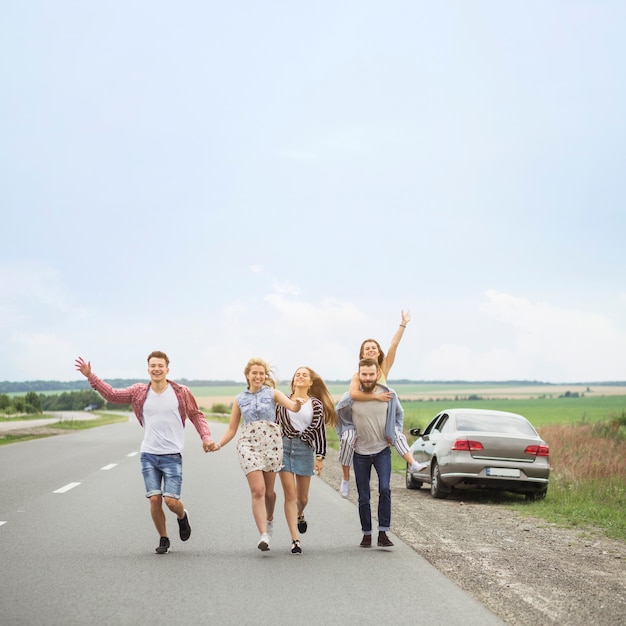 Giovani amici che godono insieme sulla strada